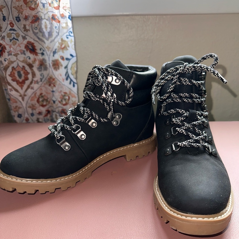 Target’s Universal Thread Chelsea boots